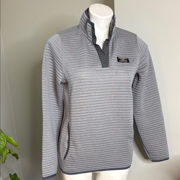 L.L. Bean Tops - L.L. Bean Airlight Knit Pullover EUC size XS Misses